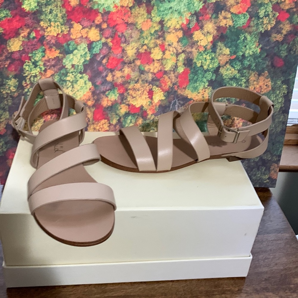 SPLENDID BEAUTIFUL STRAPPY  FINE LEATHER UPPER SANDAL 6.5 NEW NO BOX. BEAUTIFUL